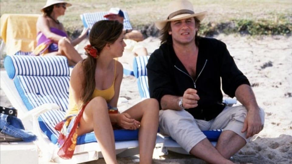 Marie Gillain a Gérard Depardieu ve filmu Táta nebo milenec.